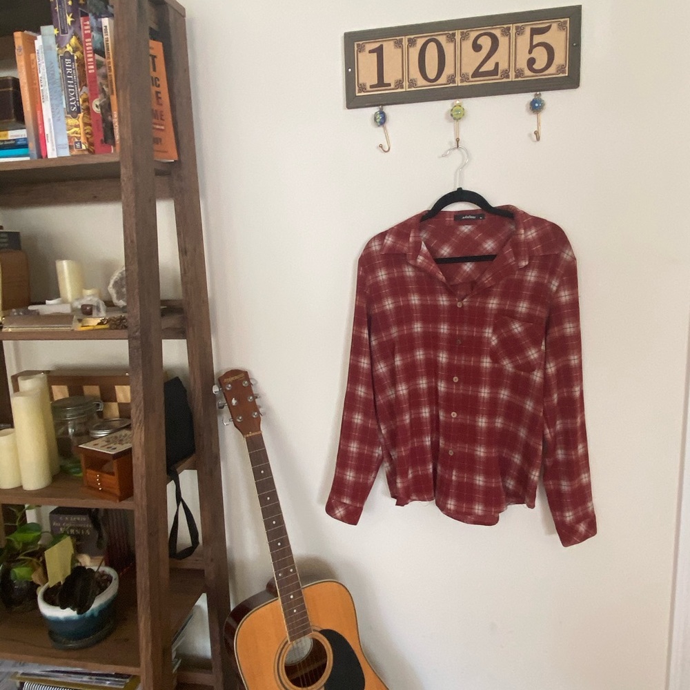 RED AND CREAM LIGHTWEIGHT PLAID BUTTON DOWN SHIRT
